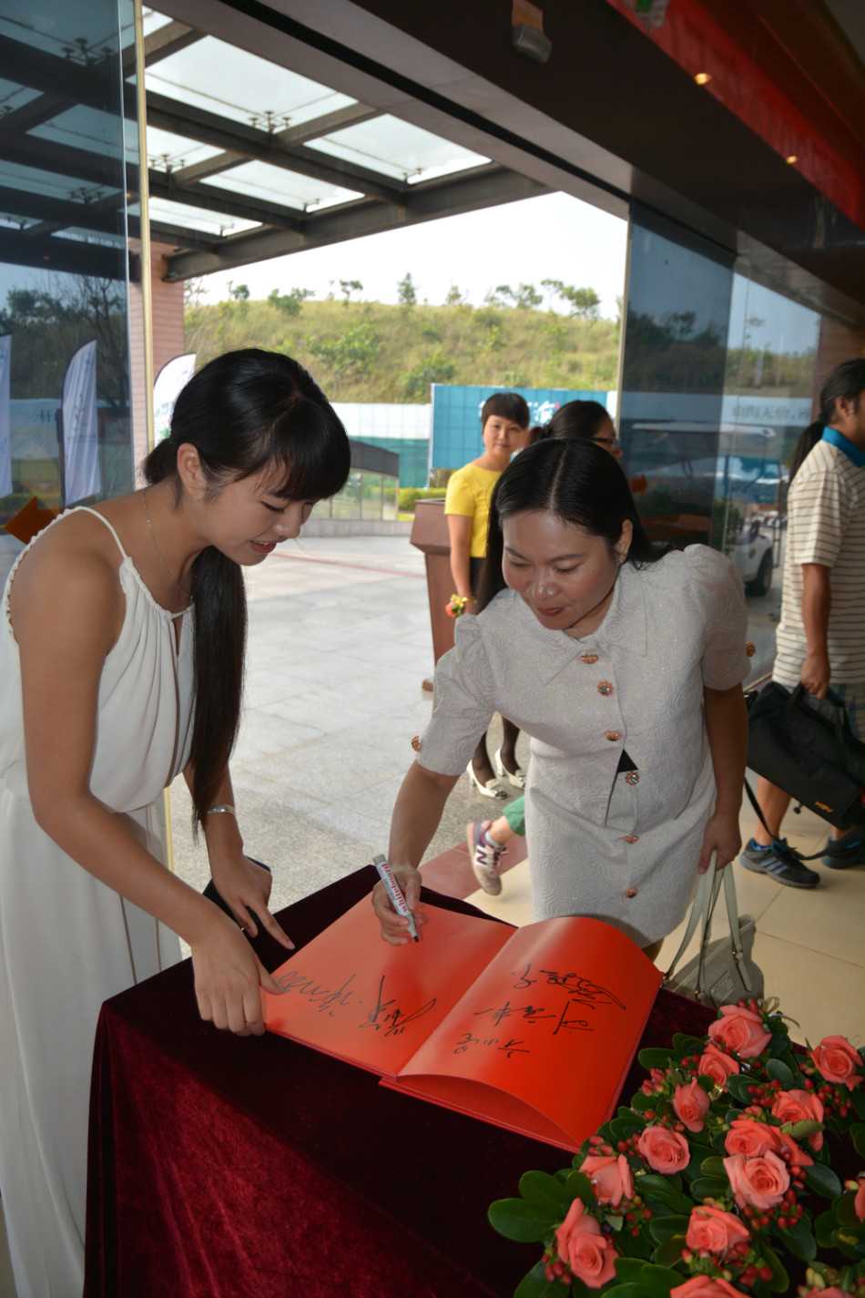 会员晚宴上，一位嘉宾正在舞台中央投入地进行即兴演唱，台下观众举杯微笑，沉浸于轻松愉快的氛围中