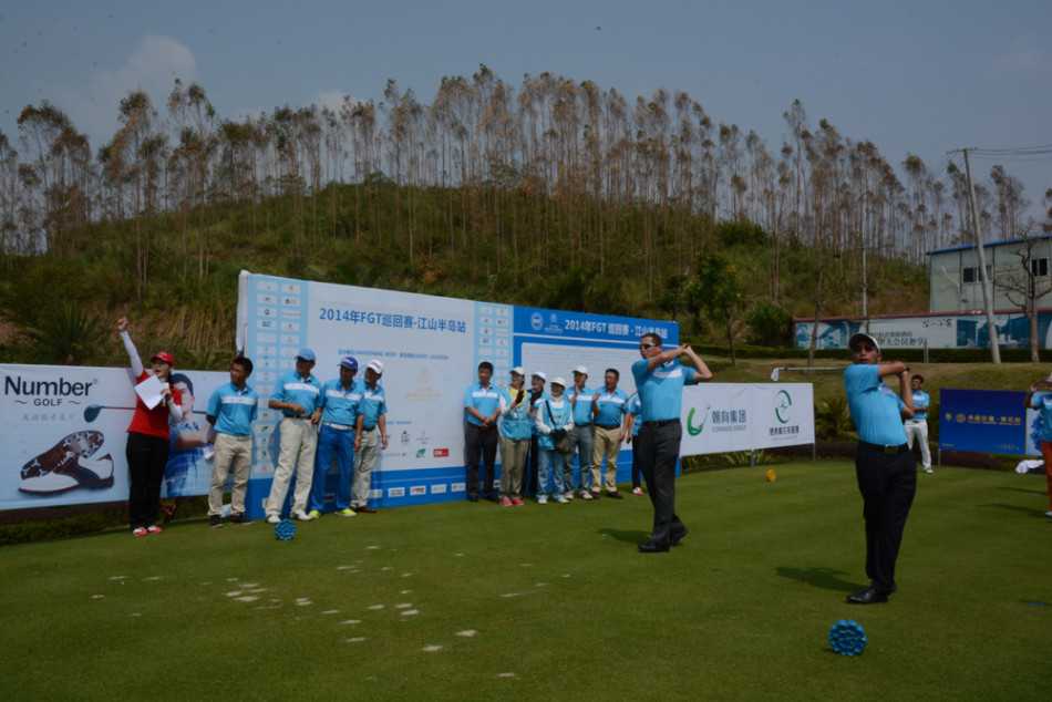 球员在签到处认真书写自己的名字，背景是赛事主题背景板，标志着一段全新高球体验的开始