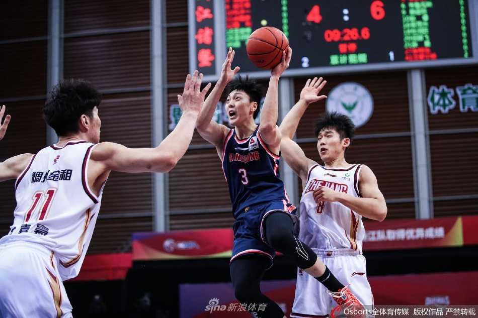 浙江队球员王奕博在高速运球推进中，面对广东外援马尚·布鲁克斯的贴防毫不畏惧，他重心压得很低，正准备用变向动作摆脱防守。