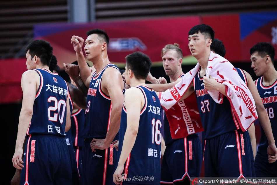 广东队球员胡明轩在浙江队严密的防守缝隙中奋力突破，他眼神坚毅，身形灵动，整个画面充满了速度与对抗的张力。