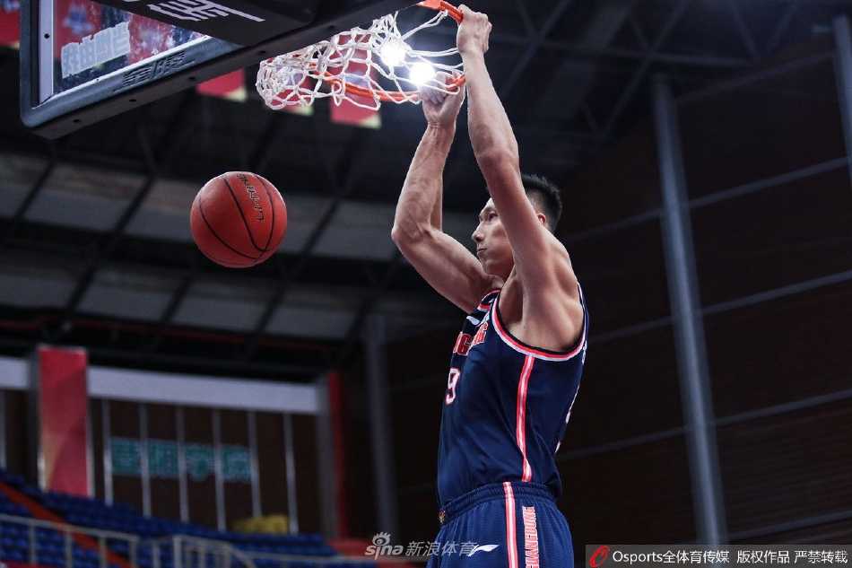 广东队大外援汉密尔顿在浙江队内线余嘉豪的头顶强硬摘下进攻篮板，他双臂高高举起，肌肉线条分明，展示了在内线绝对的制空权。