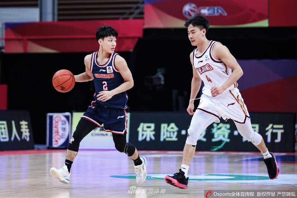 广东队外援马尚·布鲁克斯在浙江队球员的长臂干扰下强行跳投，他的身体在空中微微后仰，动作舒展，展现出了顶级得分手强大的核心力量。