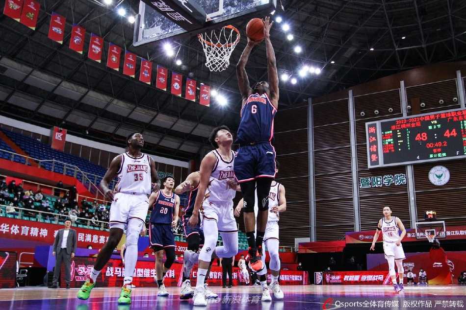 本场砍下全场最高27分的浙江队球员陆文博在多人包夹下强行突破，他眼神专注而坚定，即使面对铜墙铁壁也要为球队杀出一条血路。
