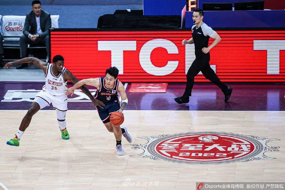 广东队老将易建联在完成一次防守后，回头眺望，他的眼神中充满了对胜利的渴望和对赛场的敬意，身后是浙江队年轻球员不屈的背影。