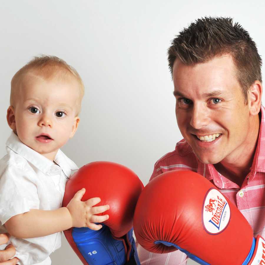 斯滕森与好友兼对手伊恩·保尔特在莱德杯赛场并肩行走，两人表情轻松，展现了团队赛中的深厚情谊。