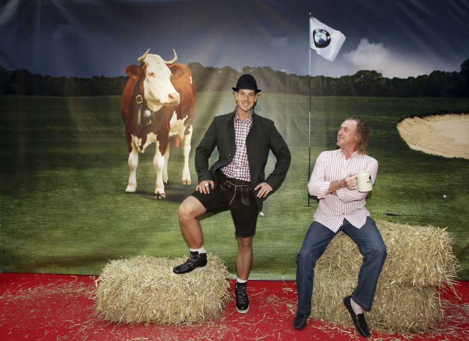 在德国举行的宝马国际公开赛上，斯滕森入乡随俗，身穿特色皮裤亮相，笑容爽朗，亲和力十足。