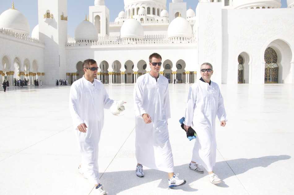 斯滕森挥杆瞬间的连续动作剪影，在暮色中勾勒出力量与技巧完美结合的运动之美。