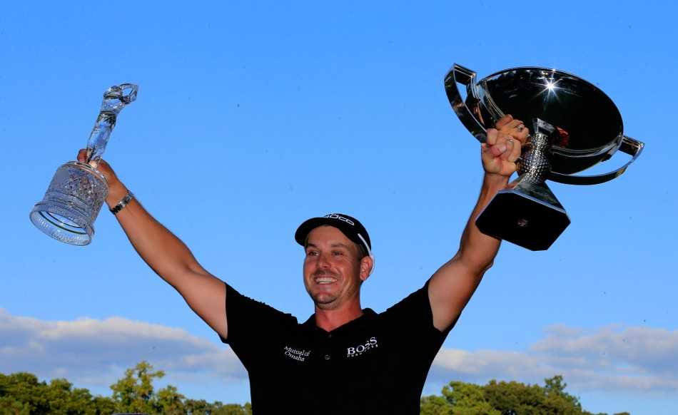 斯滕森在海滩边进行力量训练，他赤裸上身举起巨型轮胎，展现出职业运动员强悍的身体素质和毅力。