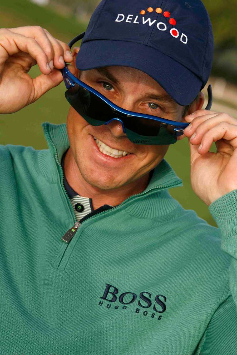 斯滕森在赛场上面带坚毅的微笑，目光如炬地望向前方，展现出冠军的专注与自信。