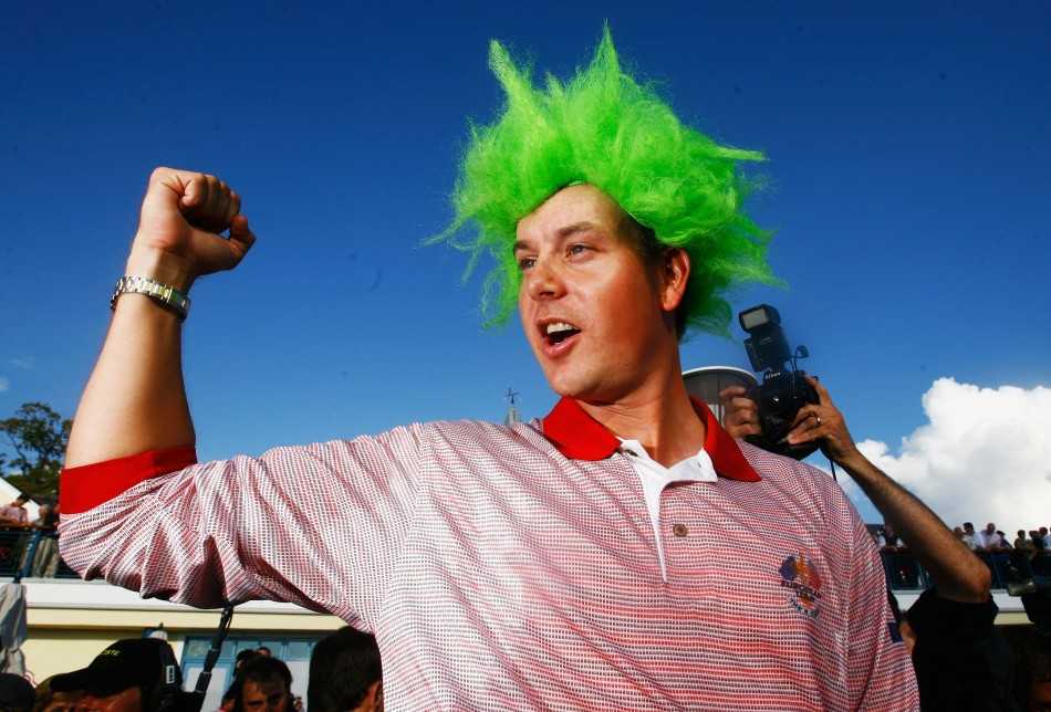 斯滕森专注地推杆，身体姿态稳定，目光锁定球洞，每一寸肌肉都透露出顶级职业球手的精准与控制。