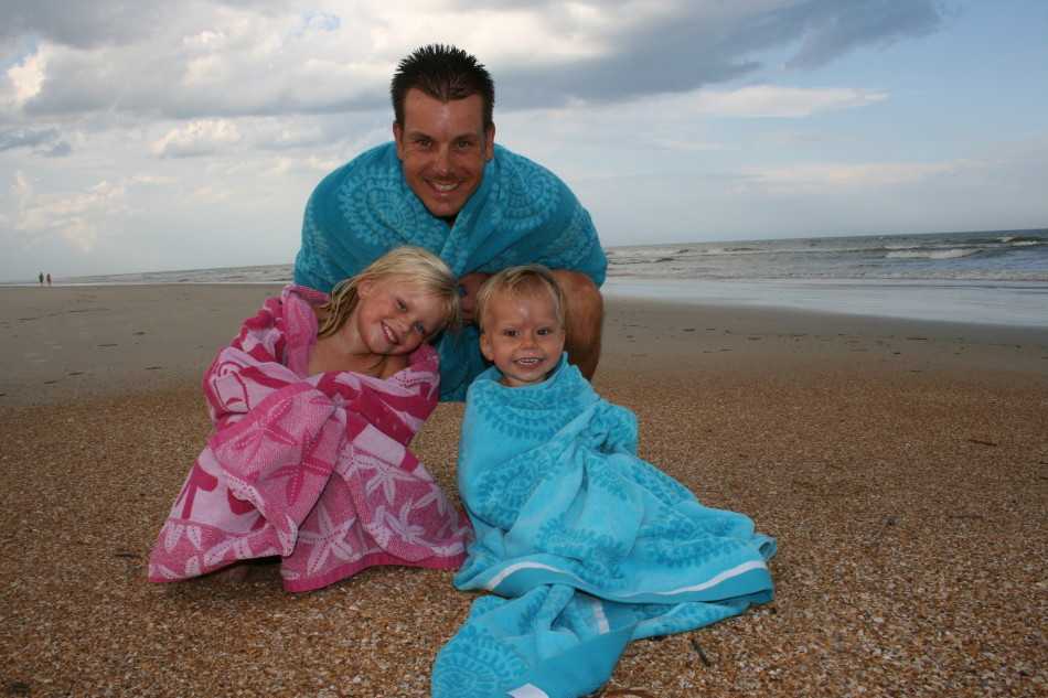 斯滕森深情亲吻迪拜世界巡回锦标赛冠军奖杯，闭目沉醉，这一刻凝聚了全年奋斗的所有汗水与荣耀。