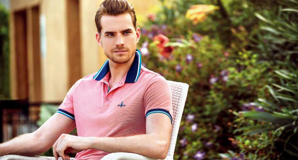 球员自信行走于球场，时尚动感的粉蓝细条纹服饰尽显从容自信与优雅风度