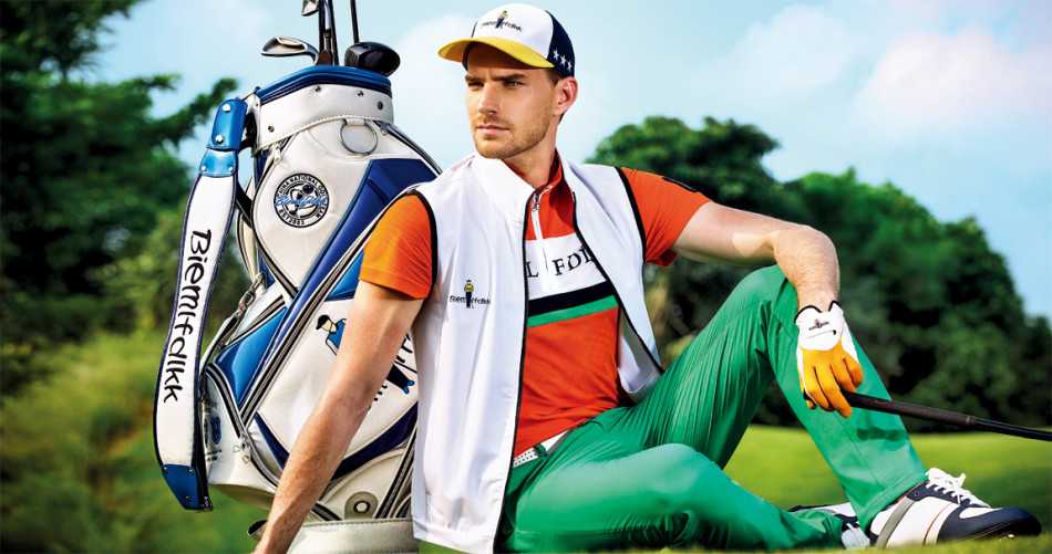 团队并肩前行于球场，专业高尔夫服饰与和谐氛围勾勒出国家队团结进取之姿