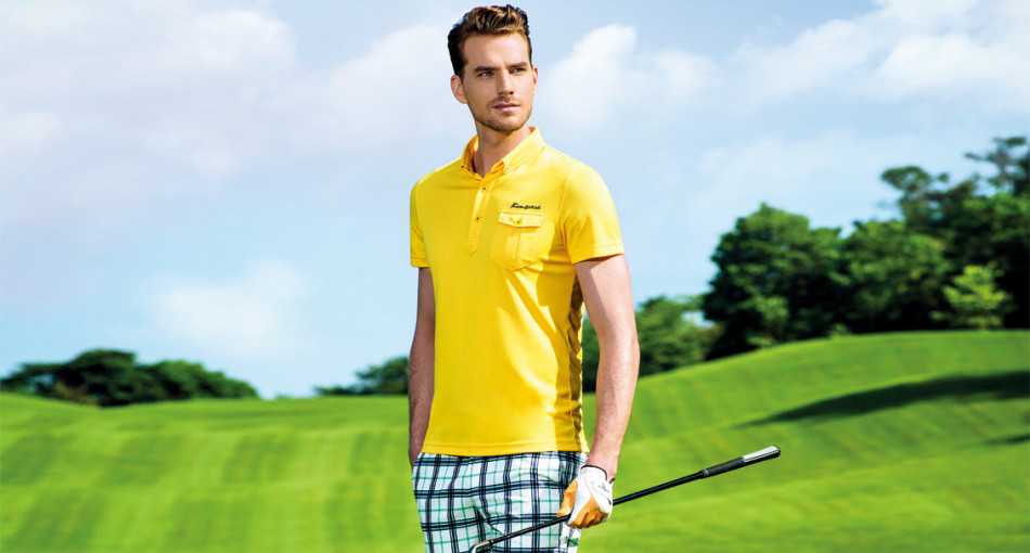 女球员优雅推杆瞬间，粉色条纹服饰在绿茵场上映出阳光活力与动人风采