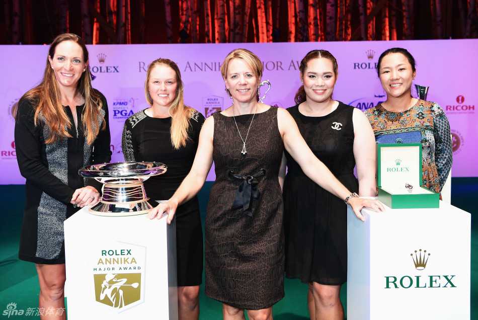 璀璨夜宴:绿茵场外的女王风采 梦幻登场:莱克茜·汤普森宛如从童话中走出的公主,一袭抹胸纱裙在晚宴灯光下闪耀如梦似幻的光泽。