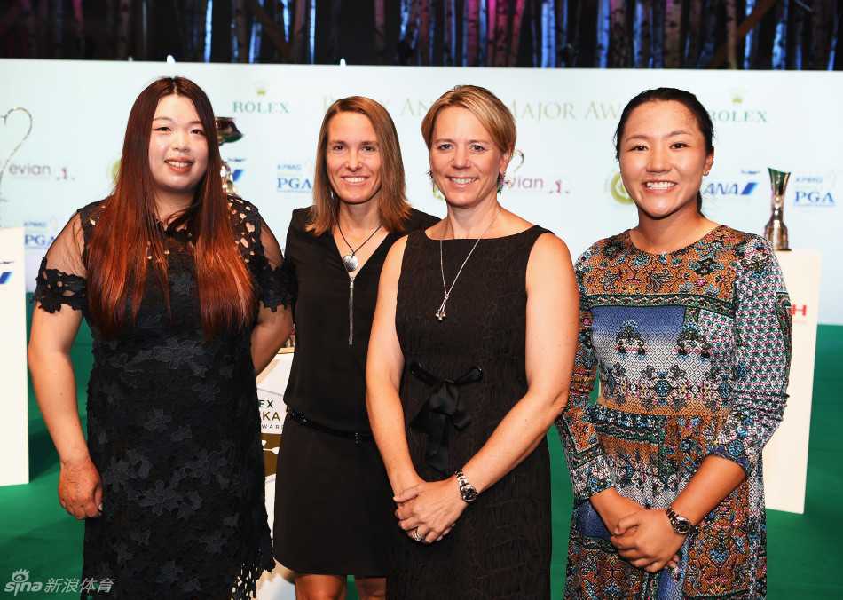 璀璨夜宴:绿茵场外的女王风采 传奇相聚:索伦斯坦与海宁在晚宴上亲切交谈,两位体坛女皇的微笑彰显着超越项目的友谊与风采。