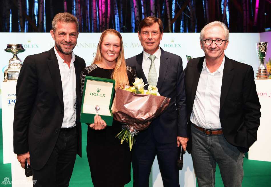 恬静侧影：阿瑞雅身着银色晚礼服侧身而立，静谧的姿态与精致的妆容展现亚洲球后的温婉与坚韧。