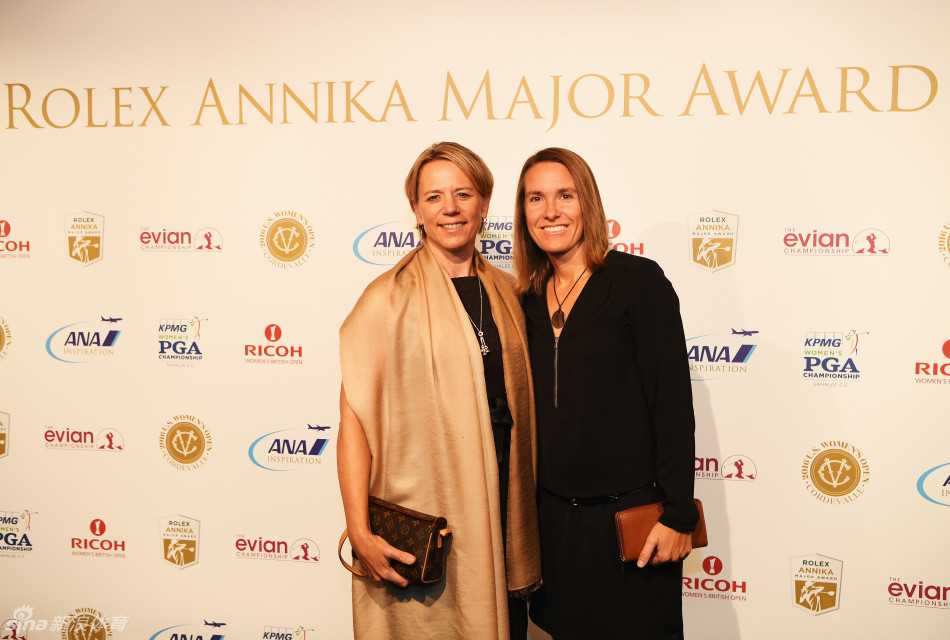 璀璨夜宴:绿茵场外的女王风采 星光同框:索伦斯坦、高宝璟等多位不同时代的冠军在晚宴上齐聚一堂,定格女子高尔夫传承与汇聚的珍贵画面。