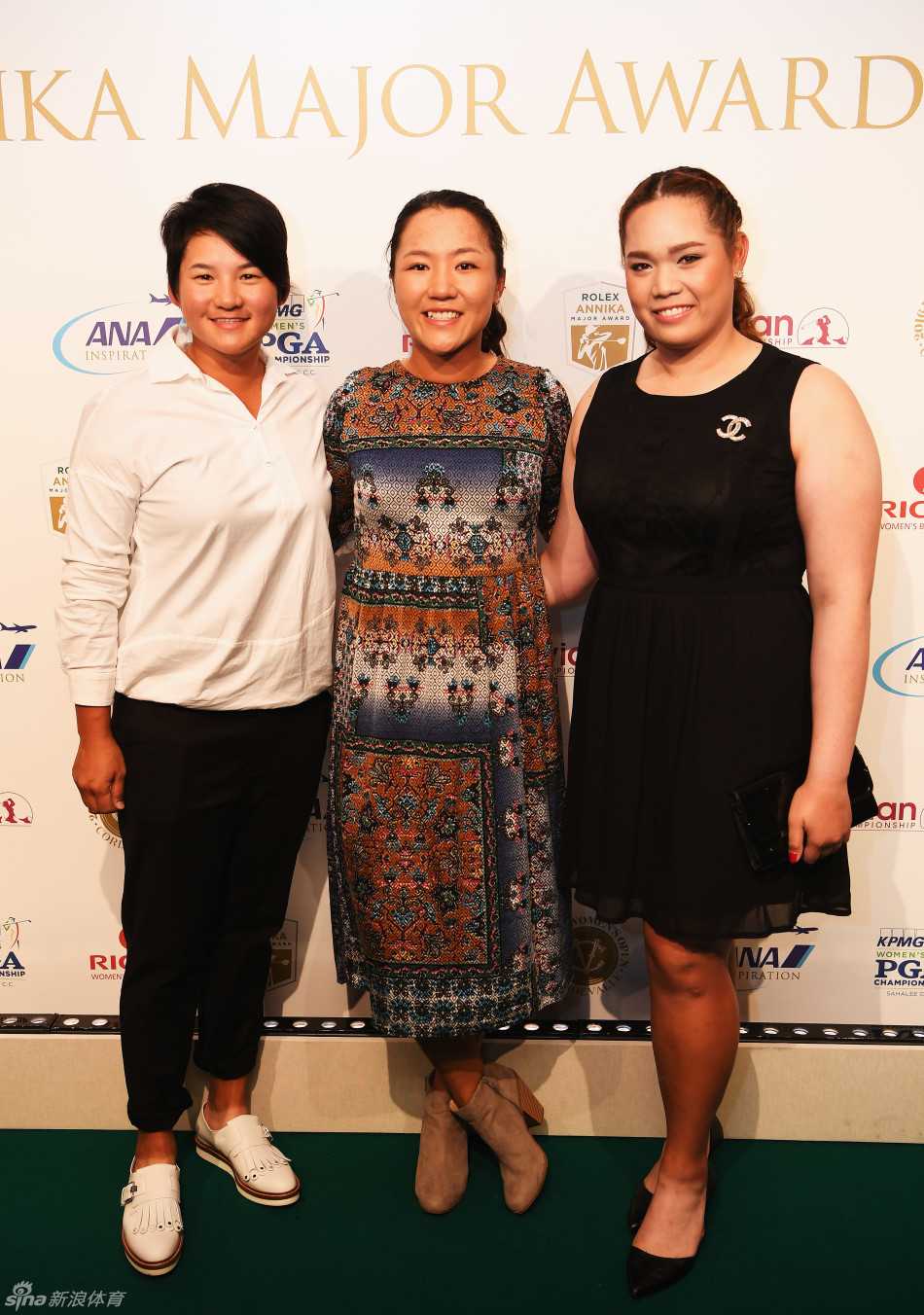 璀璨夜宴:绿茵场外的女王风采 华美焦点:冯珊珊身穿红色礼服惊艳全场,简约剪裁与鲜艳色彩衬托出她作为中国高尔夫领军人物的自信与大气。