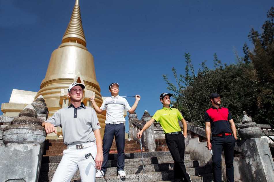 高尔夫球手欧阳正身着彝族刺绣马甲，手持球杆，在传统木屋前自信摆拍，阳光下的笑容与服饰花纹一样灿烂