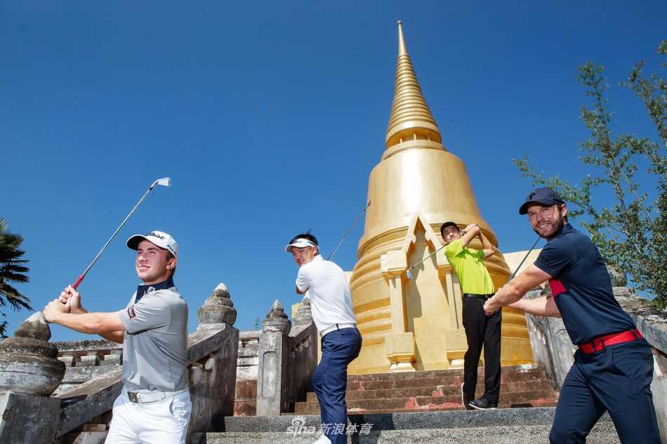 两位球员并肩而立，背景是古朴的石墙与木门，他们身披色彩对比强烈的民族披肩，仿佛从古老村寨走出的现代骑士