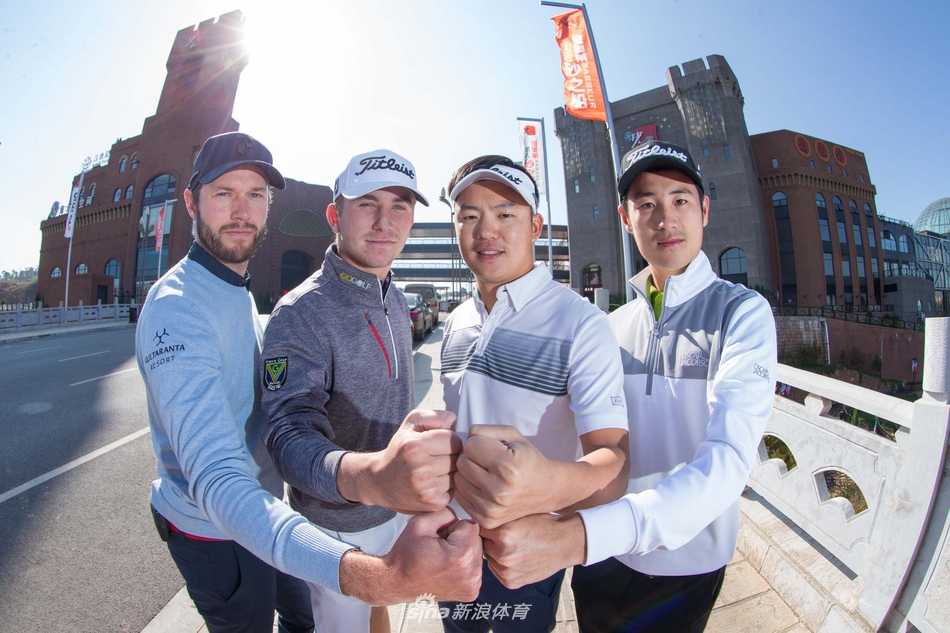 球员坐在具有民族特色的竹编物件旁，手持高尔夫球开怀大笑，现代运动器械与传统生活物件相映成趣