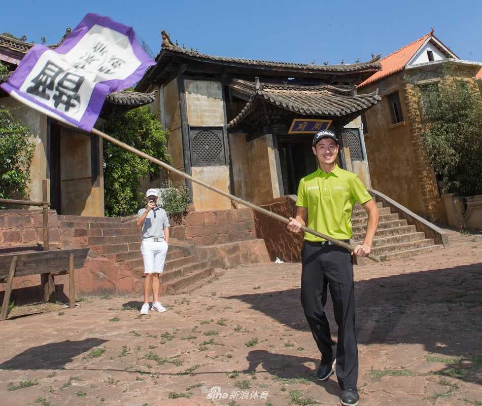 一位球员佩戴着醒目的头饰，在木质结构的庭院中挥杆示范，动态的挥杆瞬间与静态的建筑美学完美融合