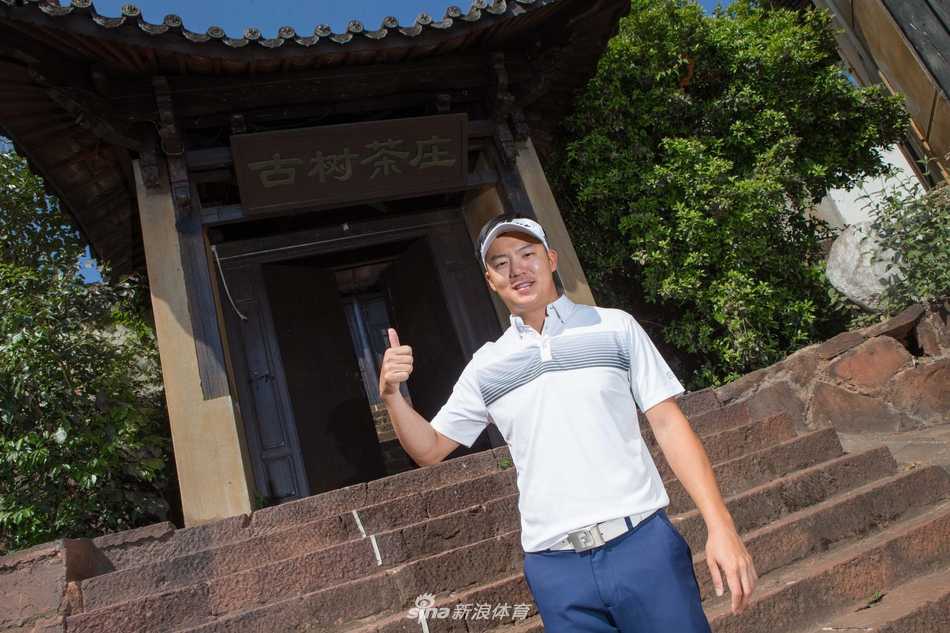 最后一张大合影，所有参与外拍的球员与工作人员齐聚，笑容洋溢，背景是蓝天白云与特色建筑，定格下文化与体育欢聚的珍贵瞬间