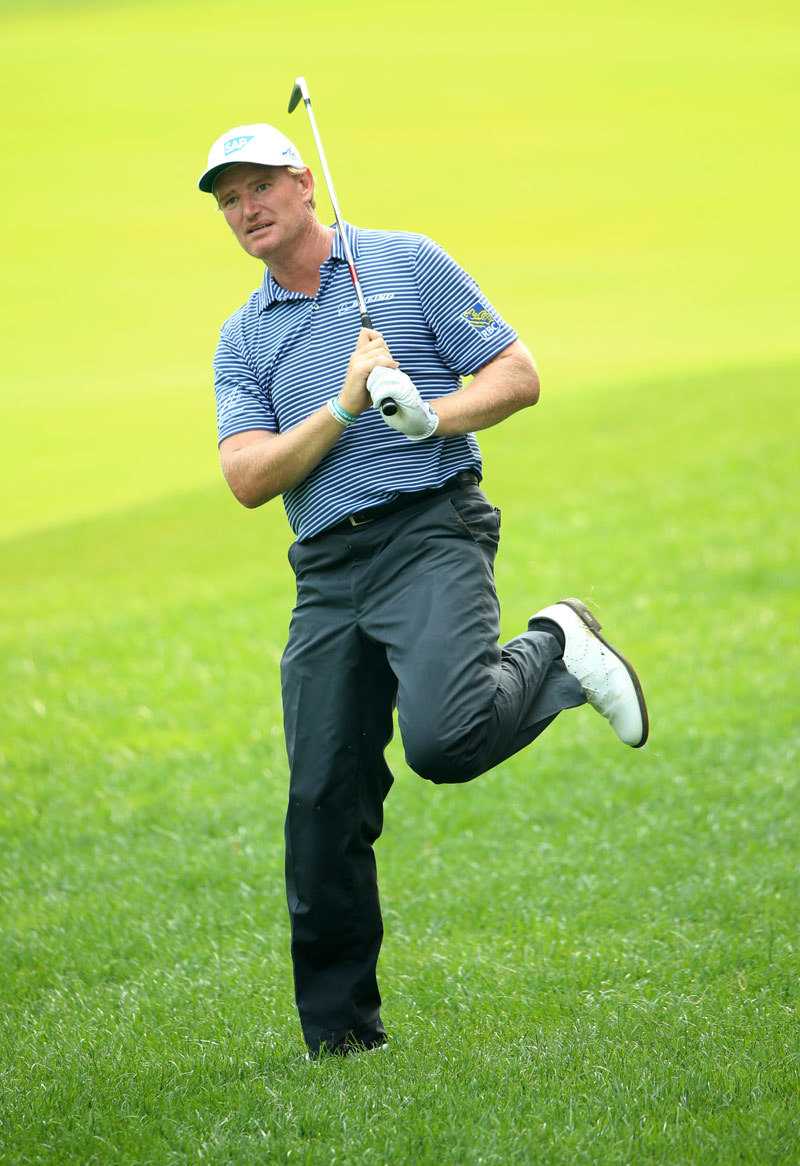 瑞奇·福勒在完成一记关键击球后，单手指向右方，眼神锐利、神情坚决，仿佛在向对手和观众宣告自己的决心与进攻路线。