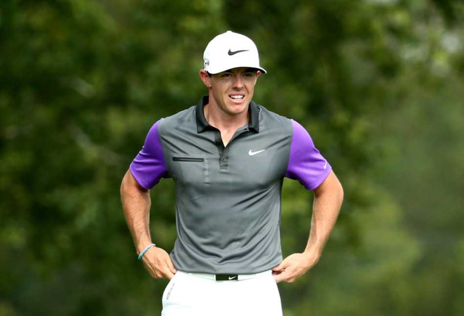 菲尔·米克尔森在果岭旁专注地观察推杆线路，他抿着嘴，左手习惯性地扶在膝盖上，脸上写满了沉思与计算，经典的‘左手怪’正在策划一次精巧的进攻。