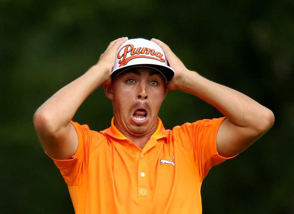 南非名将厄尼·埃尔斯与球童在成功保帕后，两人同时高举双臂、开怀大笑，动作出奇一致，仿佛一对默契的舞伴，展现了‘南非雄狮’在关键时刻的豪迈与激情。