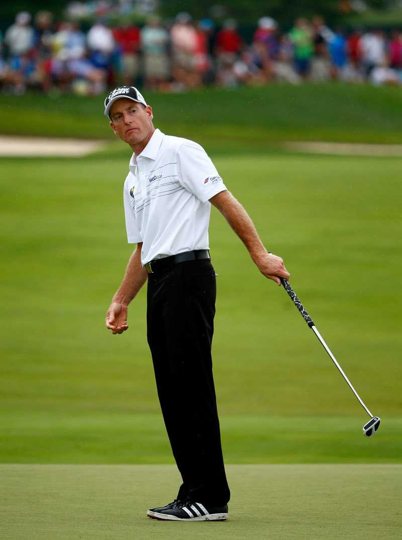 在果岭上，菲尔·米克尔森与瑞奇·福勒不约而同地身体前倾，以几乎镜像的姿势观察推杆线路，动作出奇一致，展示了顶尖球员在关键时刻共同的专业与专注。