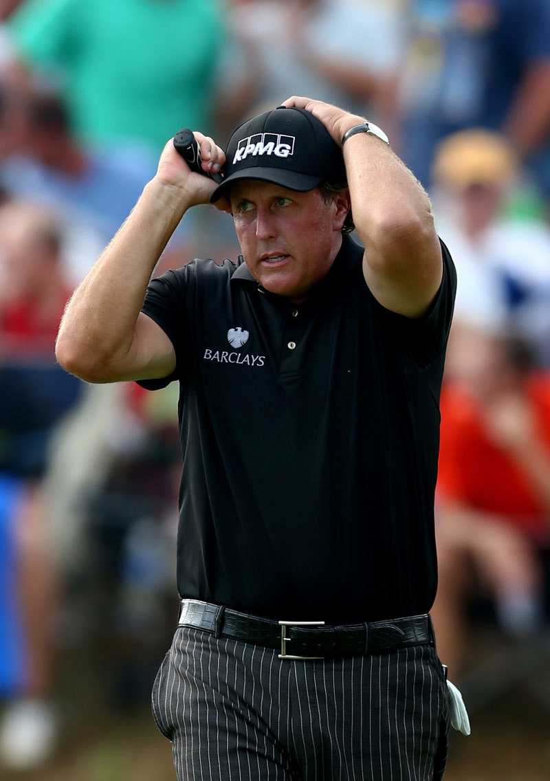 亨利克·斯滕森完成挥杆后，身体保持旋转的收势，脸上却没有丝毫喜悦，反而双唇紧闭，眼神严肃地凝视着小球飞出的方向，透露出对结果的高度关切与不确定。