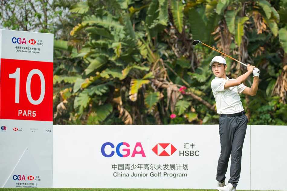 女孩潇洒挥杆瞬间，阳光勾勒出流畅的挥杆弧线与飞扬的尘土