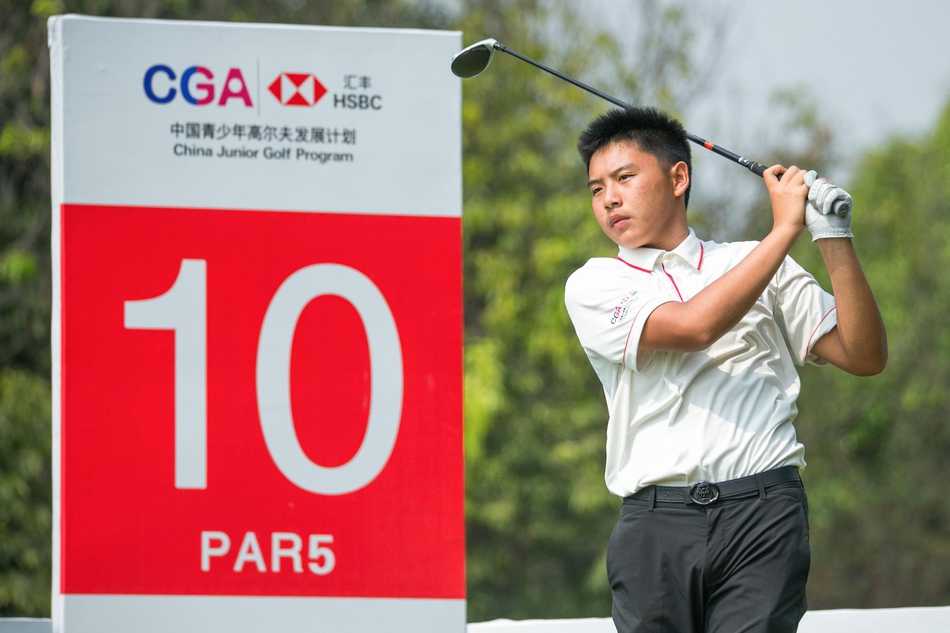 小选手在沙坑中全神贯注救球，沙粒扬起映衬着坚毅的眼神