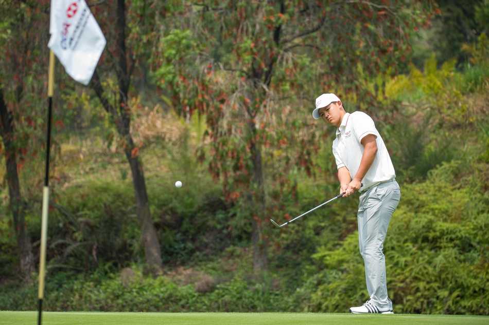 颁奖仪式上冠军少年高举奖杯绽放笑容，荣耀时刻金光闪耀