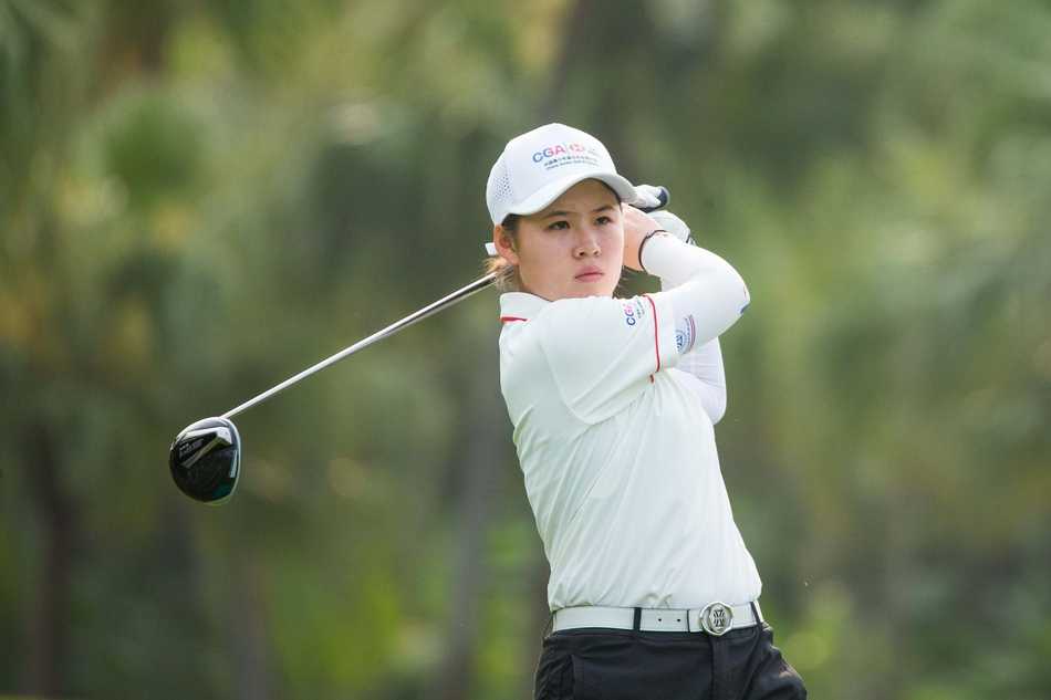 两位小球员并肩行走于葱郁球道，背影中透出友谊与分享的温暖