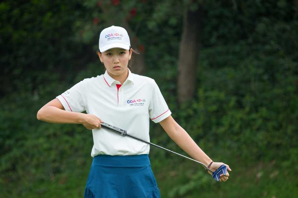 教练与选手近距离交流指导，手指方向传递策略与信任