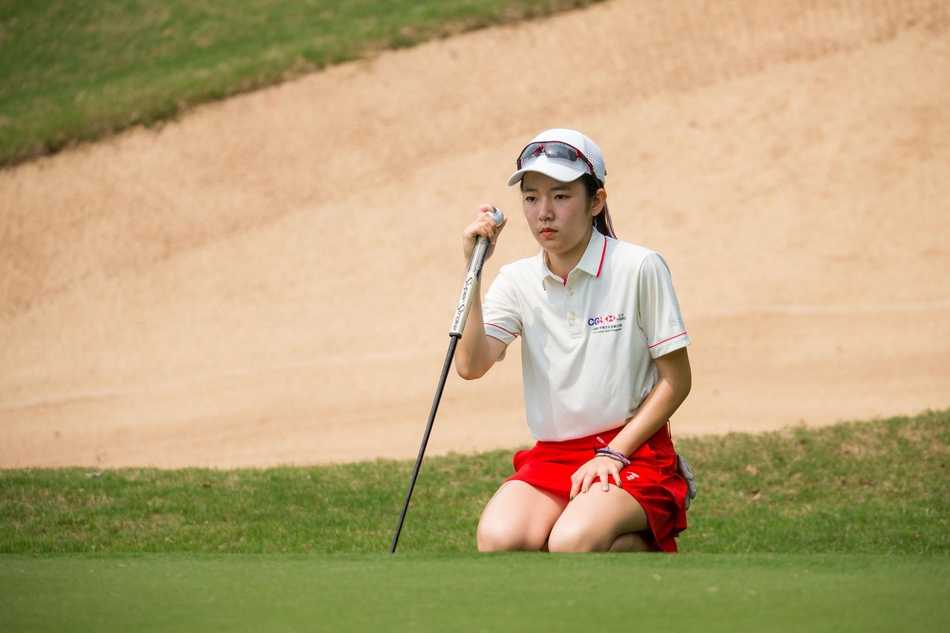 全家福合影留念，选手们手持奖牌绽放灿烂笑容，定格成功与欢乐