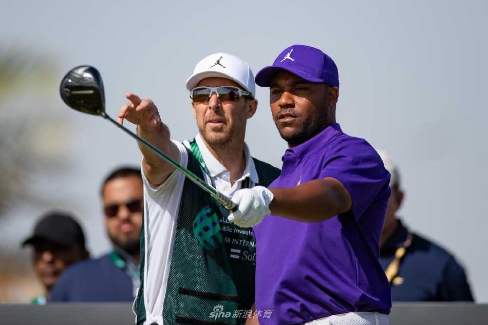 瓦尔纳三世沙地国际赛神奇推杆夺冠 高尔夫世界波澜再起 哈罗德·瓦尔纳三世在第十八洞推进制胜老鹰推后,激动地将推杆抛向空中,仰天怒吼释放所有压力与喜悦