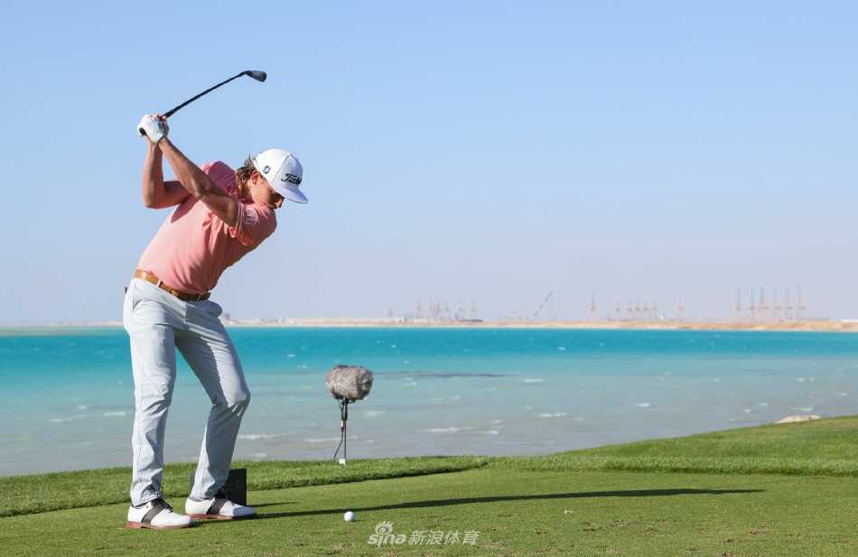 瓦尔纳三世沙地国际赛神奇推杆夺冠 高尔夫世界波澜再起 瓦尔纳三世与球童在决赛轮中并肩前行,专注地审视线路,商讨关键一击的策略