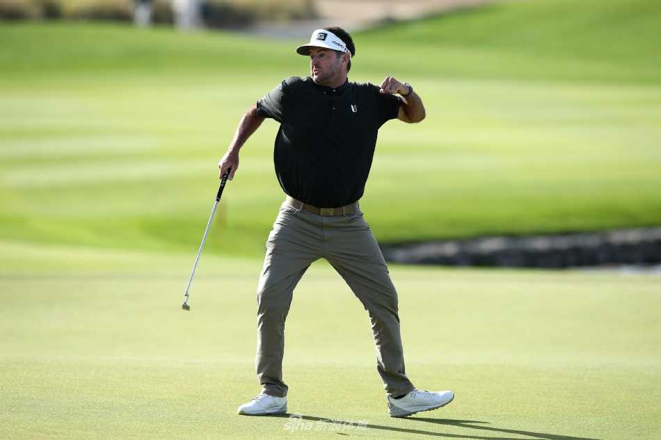 瓦尔纳三世沙地国际赛神奇推杆夺冠 高尔夫世界波澜再起 澳大利亚名将卡梅隆·史密斯在比赛中展现精湛的短杆技术,从容应对果岭旁的挑战