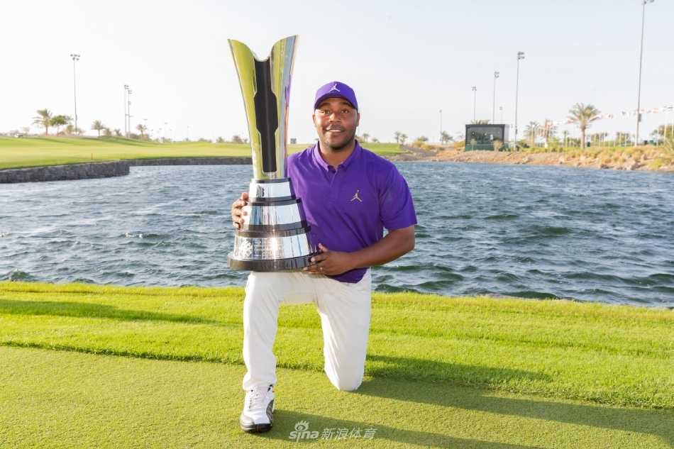 瓦尔纳三世沙地国际赛神奇推杆夺冠 高尔夫世界波澜再起 夺冠时刻,瓦尔纳三世深情拥抱身旁的球童,共享这来之不易的胜利喜悦