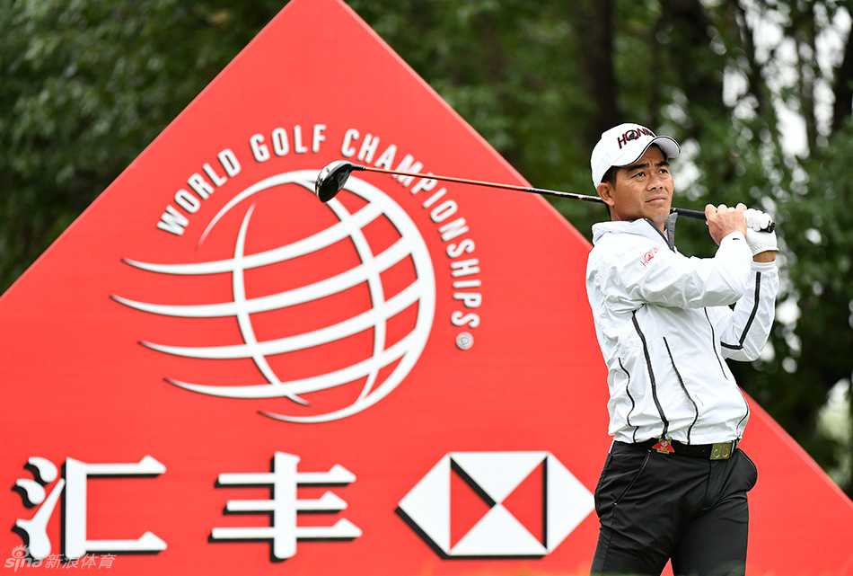 张新军蹲在果岭边全神贯注地阅读推杆线路，眼神如鹰隼般锐利