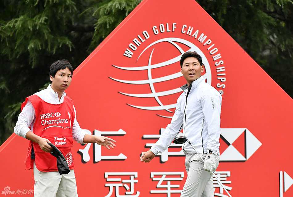 梁文冲凝神聚力，一记漂亮的开球如利箭般穿透晨雾