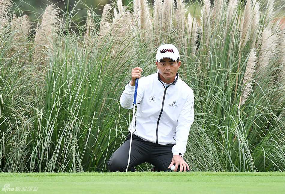 张新军与球童弟弟并肩商讨策略，兄弟联手上阵情谊深厚