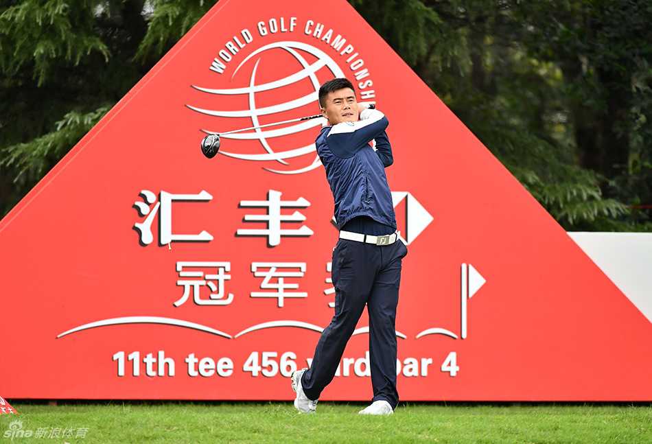 张新军眺望球场，神情坚毅，预示着他将与世界顶级高手同组竞技