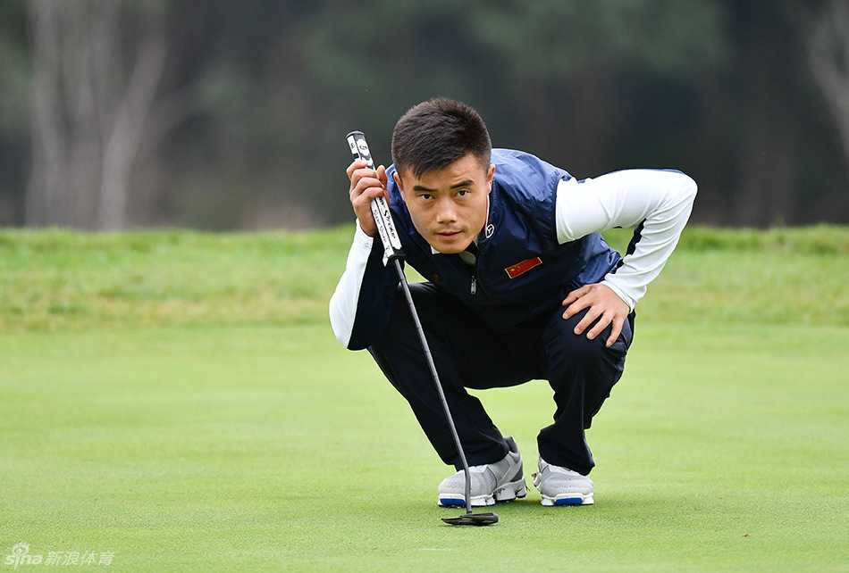 热情的观众聚集在球场边，聚精会神地欣赏世界顶级高尔夫对决