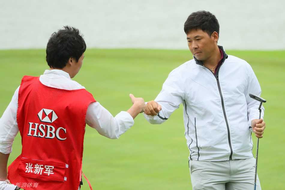 摄影师专注捕捉比赛精彩一瞬，记录下高尔夫运动的力与美