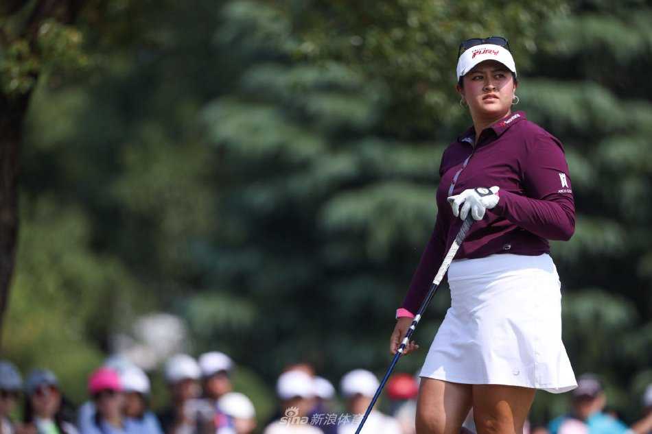 莉利娅·乌在果岭上凝神观察推杆线路，世界第一的风采展露无遗。